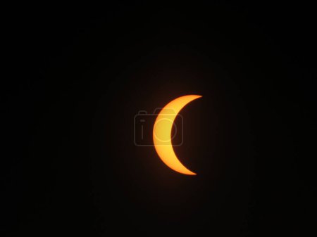 Foto de Un primer plano de eclipse solar sobre fondo negro visto desde la Iglesia Bautista de Shady Grove, Belton, SC - Imagen libre de derechos
