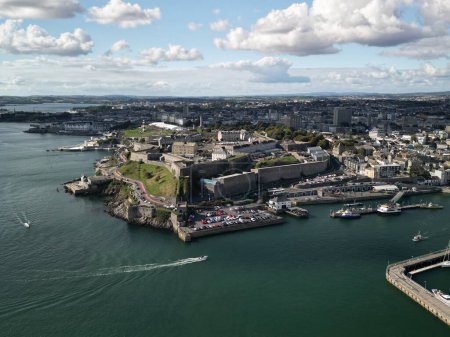 Foto de Una vista aérea de un puerto y la ciudad - Imagen libre de derechos