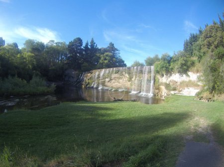 Téléchargez les photos : La belle vue sur Rere Falls par une journée ensoleillée dans un parc à Rere, Nouvelle-Zélande - en image libre de droit