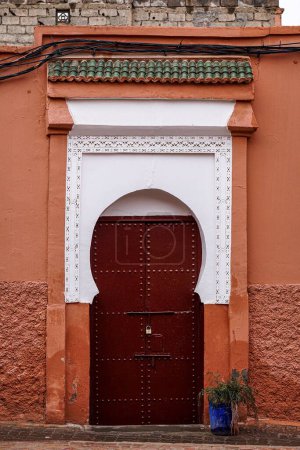 Foto de Un plano vertical de una hermosa fachada del edificio con una puerta arqueada - Imagen libre de derechos