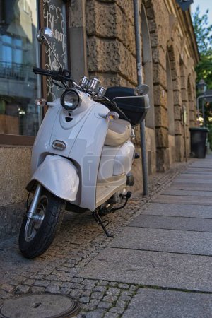 Foto de Vespa scooter blanco aparcado en una ciudad, alemán - Imagen libre de derechos