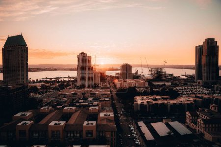 Téléchargez les photos : Le paysage urbain de San Diego au coucher du soleil. - en image libre de droit