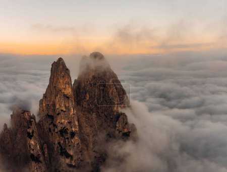 Téléchargez les photos : Vue aérienne du sommet des Dolomites s'élevant dans une surface nuageuse au coucher du soleil - en image libre de droit