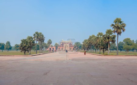 Téléchargez les photos : La tombe pittoresque d'Akbar au loin contre le ciel bleu - en image libre de droit