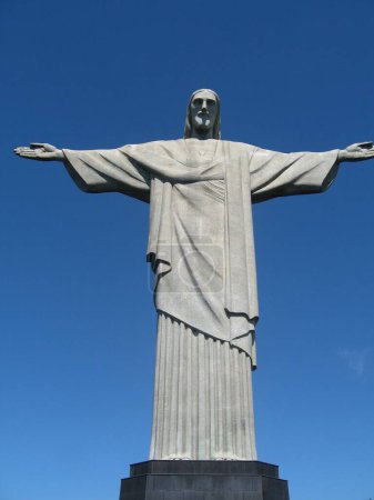 Téléchargez les photos : Un plan vertical de la célèbre statue du Christ Rédempteur à Rio contre le ciel bleu clair - en image libre de droit