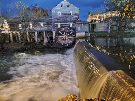 Téléchargez les photos : Un beau cliché d'une cascade à côté d'un moulin à eau - en image libre de droit