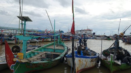 Téléchargez les photos : Un gros plan des bateaux de pêche et des navires à passagers dans le quai - en image libre de droit