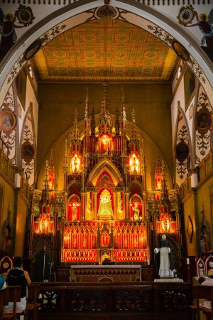 Téléchargez les photos : Une vue intérieure verticale d'une église avec un autel et un haut plafond - en image libre de droit
