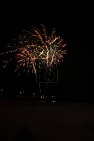 Foto de Fuegos artificiales disparan desde el muelle de Newport Beach para iniciar la celebración del desfile del barco - Imagen libre de derechos