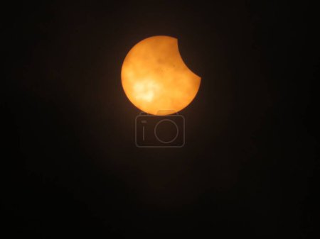 Foto de Un primer plano de eclipse solar sobre fondo negro visto desde la Iglesia Bautista de Shady Grove, Belton, SC - Imagen libre de derechos
