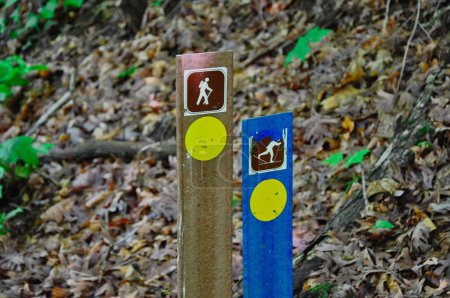 Téléchargez les photos : Les panneaux dans la zone de randonnée sur une pente de montagne avec des feuilles sèches en arrière-plan - en image libre de droit