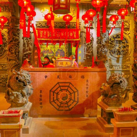 Téléchargez les photos : La réception d'un hôtel ressemblant à un ancien autel du temple chinois à George Town, Penang, Malaisie - en image libre de droit