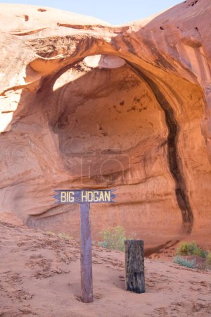 Foto de Un disparo vertical del arco del Gran Hogan en Monument Valley Navajo Tribal Park, EE.UU. - Imagen libre de derechos