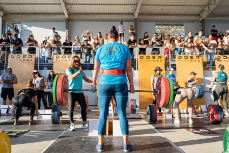 Téléchargez les photos : Un groupe de personnes à une compétition intérieure de fitness et d'endurance au Costa Rica - en image libre de droit