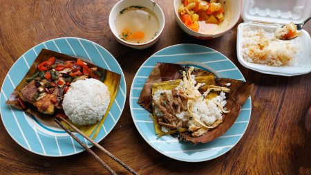 Téléchargez les photos : Vue du dessus d'une table pleine de nourriture khmère traditionnelle authentique pour le petit déjeuner de Trei boeng kanh chhet ou de poisson frit épicé et de Bai sach chrouk - en image libre de droit