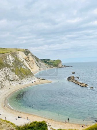 Téléchargez les photos : Vue verticale d'un paysage pittoresque avec Man O 'War Bay pendant la journée en Angleterre - en image libre de droit