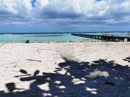 Téléchargez les photos : Une image d'un pont sur la mer bleue de la plage sous les nuages blancs - en image libre de droit