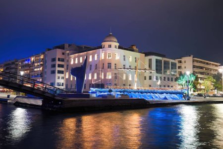 Téléchargez les photos : Voilier Lumières de vacances, Lumières de Noël, port de la belle ville de Volos, Grèce - en image libre de droit