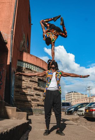 Téléchargez les photos : Les arts créatifs kenyans acrobates danseurs performant en plein air - en image libre de droit