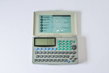 Téléchargez les photos : Un vieil organisateur électronique personnel Olivetti K002 sur fond blanc - en image libre de droit
