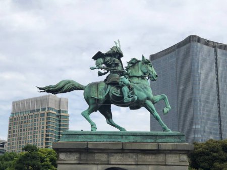 Téléchargez les photos : La statue de Kusunoki Masashige statue à Tokyo avec des gratte-ciel en arrière-plan - en image libre de droit
