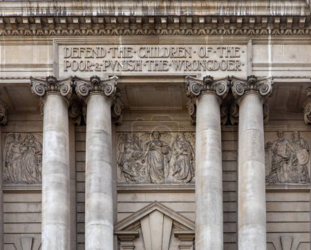 Téléchargez les photos : L'inscription et la frise sur la Cour pénale centrale de l'Old Bailey à Londres, Royaume-Uni. - en image libre de droit