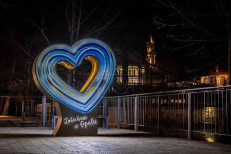 Foto de La estatua azul en forma de corazón en Opole por la noche traducción: enamorado de Opole - Imagen libre de derechos