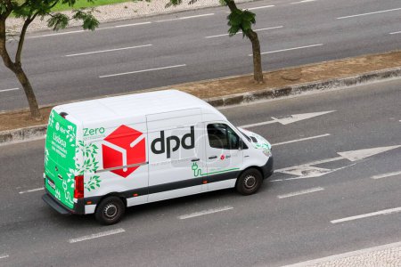 Foto de El vehículo de transporte de mercancías Express de la empresa DPD Portugal - Imagen libre de derechos