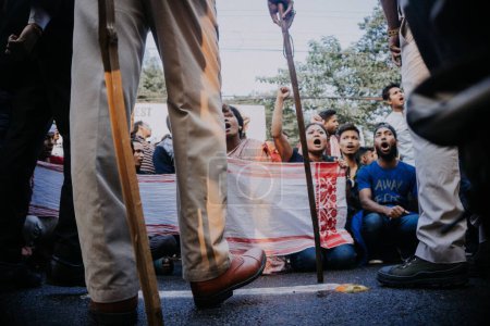 Téléchargez les photos : La foule avec des bannières à CAB Protest à Guwahati, Assam, Inde - en image libre de droit