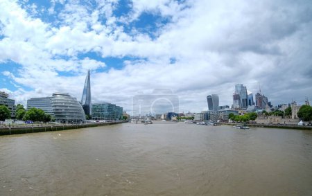 Foto de Una hermosa vista del Támesis desde Tower Bridge con el fragmento y el Ayuntamiento en el lado izquierdo, Torre de Londres a la derecha - Imagen libre de derechos
