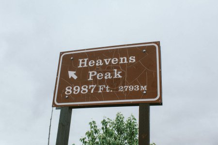 Téléchargez les photos : Un gros plan du panneau de signalisation Heaven Peak dans le parc national des Glaciers, Montana, États-Unis - en image libre de droit