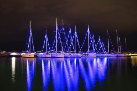 Foto de Velero luces de vacaciones, luces de Navidad, puerto de la hermosa ciudad de Volos, Grecia - Imagen libre de derechos