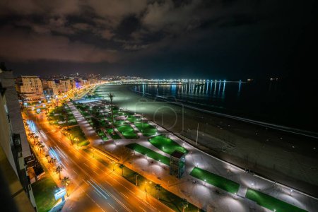 Foto de Vista panorámica de los edificios del centro de Tanger por la noche - Imagen libre de derechos