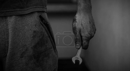 Foto de Un disparo a escala de grises de un hombre sosteniendo una llave - Imagen libre de derechos