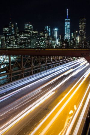 Foto de Un sendero ligero en la carretera en una ciudad iluminada moderna - Imagen libre de derechos