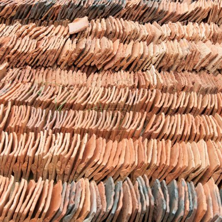 Foto de Una vista de una pila de tejas de terracota apiladas, en un día soleado - Imagen libre de derechos