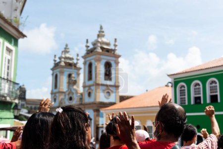 Foto de Salvador, Bahía, Brasil - 04 de diciembre de 2022: Los devotos de Santa Bárbara asisten a la misa frente a la iglesia de Rosario dos Pretos, Pelourinho, Salvador, Bahía. - Imagen libre de derechos