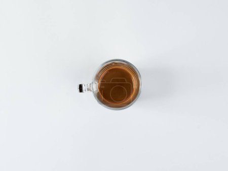 Téléchargez les photos : Une vue de dessus d'une tasse de thé chaud sur une table blanche - en image libre de droit
