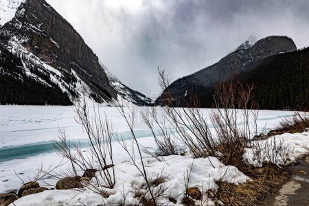 Téléchargez les photos : Vue imprenable sur le lac Louise gelé et le paysage montagneux en Alberta, Canada - en image libre de droit