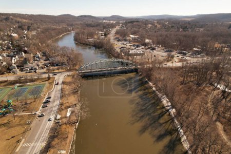 Téléchargez les photos : Un paysage aérien de la rivière Housatonic avec un pont en acier en automne - en image libre de droit