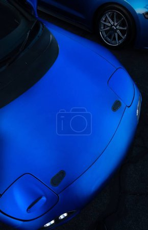 Foto de Una vista vertical superior de un coche moderno en un color azul brillante en un salón - Imagen libre de derechos