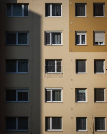 Téléchargez les photos : Plan vertical de l'extérieur d'un immeuble résidentiel beige - en image libre de droit
