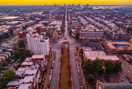 Téléchargez les photos : Vue aérienne d'un périphérique et de bâtiments modernes dans la ville de Richmond au coucher du soleil - en image libre de droit