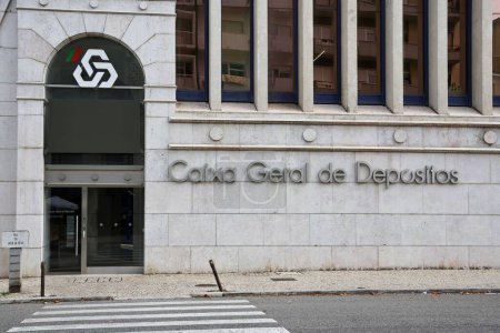 Téléchargez les photos : Vue de l'entrée principale du siège de la banque Caixa Geral de depositos à Lisbonne, Portugal - en image libre de droit