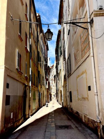 Foto de Un plano vertical de una calle estrecha en el centro de Toulon, Francia - Imagen libre de derechos