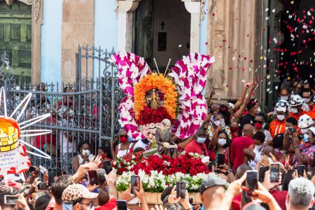 Téléchargez les photos : Salvador, Bahia, Brésil - 04 décembre 2022 : Une foule de catholiques salue l'image de Santa Barbara quittant l'église. Pelourinho, Salvador, Bahia. - en image libre de droit