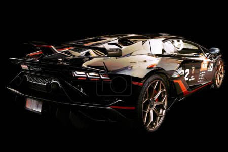Foto de Un plano horizontal regular de una edición limitada de un Lamborghini SVJ negro de alto rendimiento - Imagen libre de derechos
