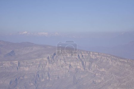 Téléchargez les photos : Une vue aérienne du paysage montagneux rocheux sous un ciel bleu brillant - en image libre de droit