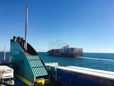 Foto de El ferry de transporte jalá navegue desde Barcelona hasta el puerto de Ibiza - Imagen libre de derechos