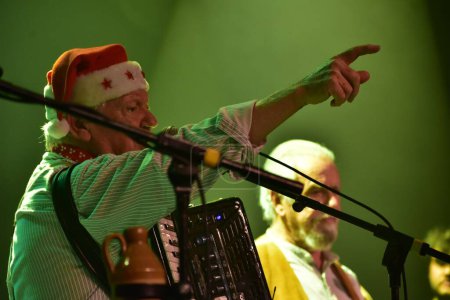 Foto de English Scrumpy y la banda occidental The Wurzels actúan en Komedia, Bath. Reino Unido. 8 de diciembre, - Imagen libre de derechos